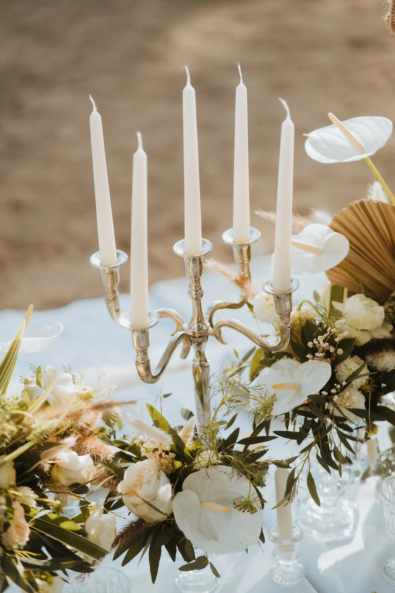 Chandelier et fleurs sur la table de réception
