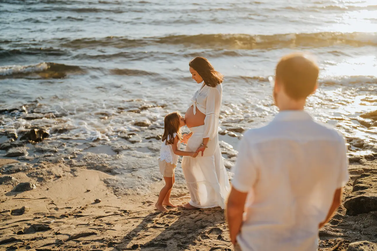 Mère et enfant au bord de l'eau
