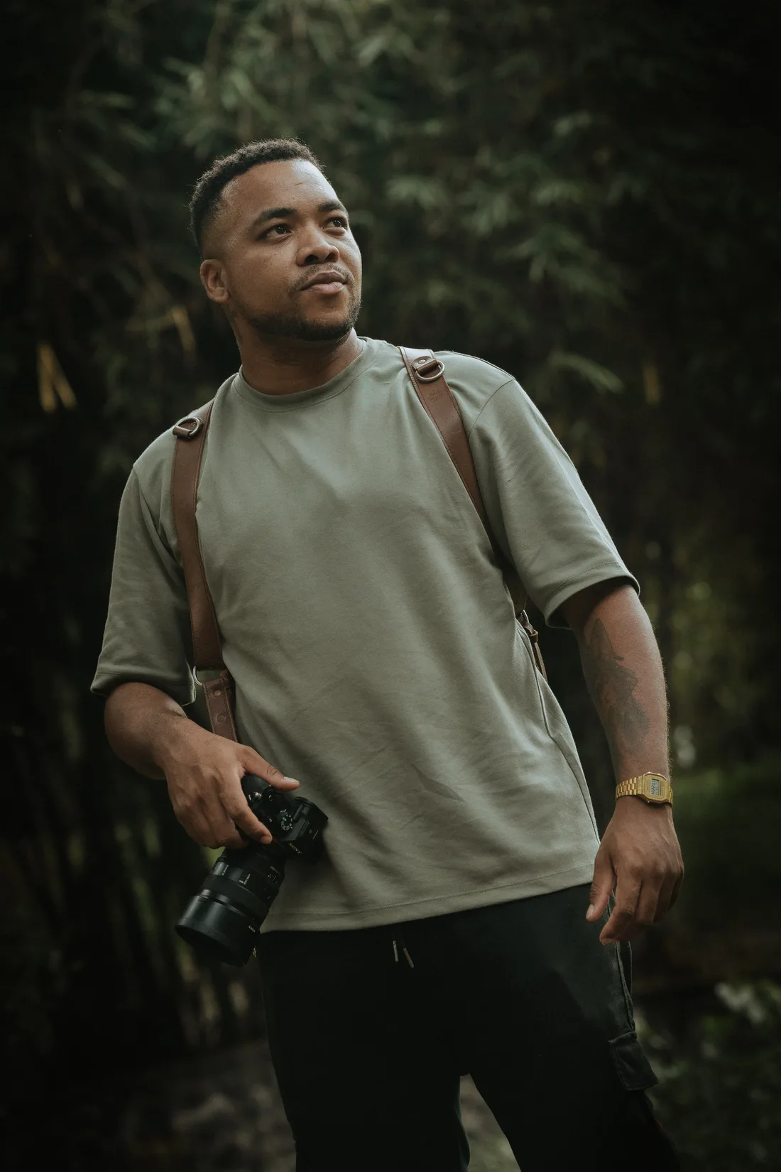 Jonathan Zafine, photographe, appareil en main dans la végétation réunionnaise