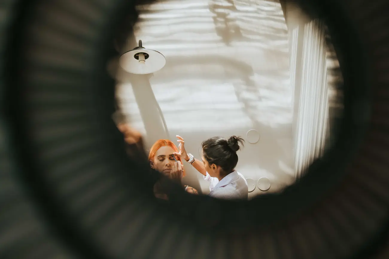 Les mariés vus à travers un miroir