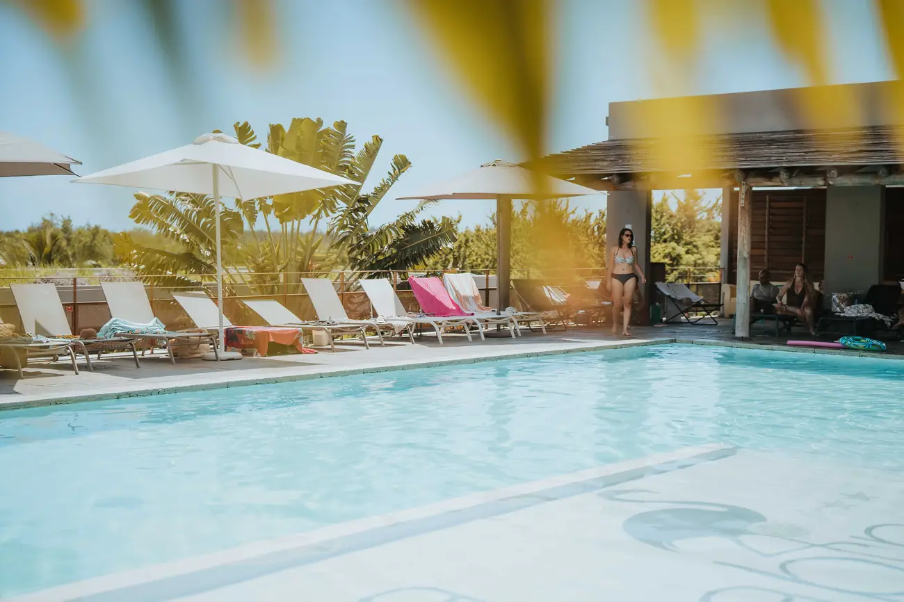 Le lieu de réception au bord de la piscine