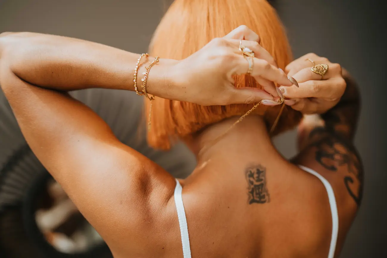 Portrait de dos, tatouage et chignon